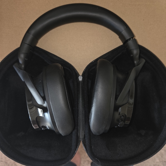 HEAVYS Black Headphones - Picture 3 of 5